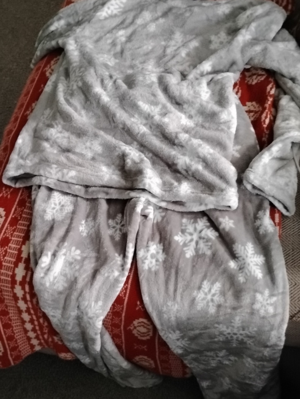 Cozy Gray Snowflake Wmomens Pajama Set - Plush Fleece